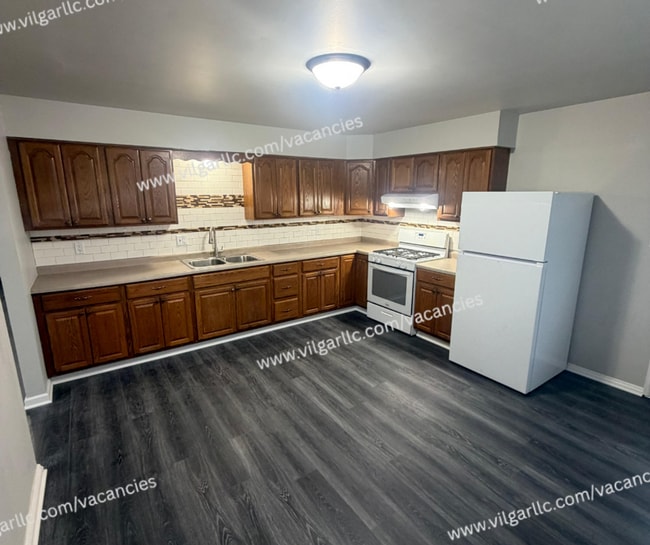 Photo - 5583 - 85 Tulip Ave Unit 5585 (Upper)
