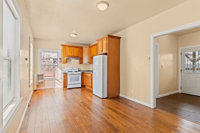 Photo - Utilities Included! Bright 1BD w/ Granite Kitchen & Plank Flooring Unidad 516-04