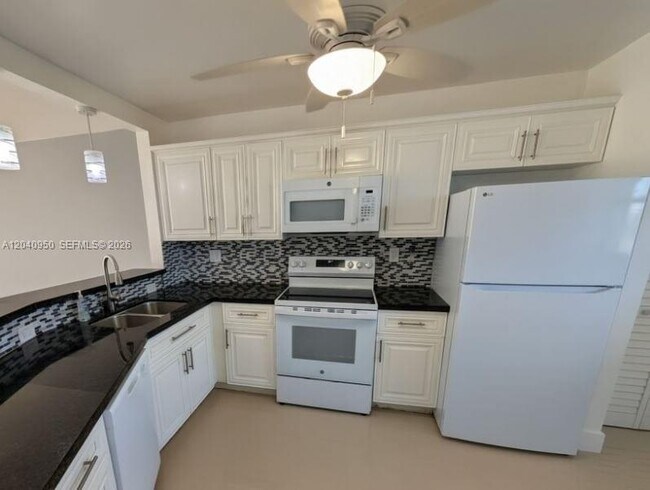 Photo - 1750 NE 191st St Unidad 622-3