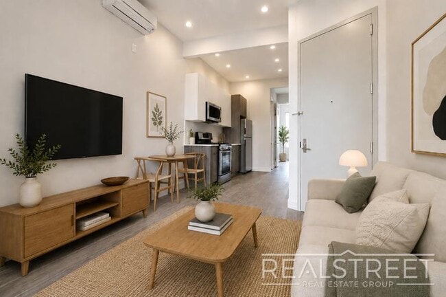 Building Photo - Super Bright 2 BED in Bed Stuy!