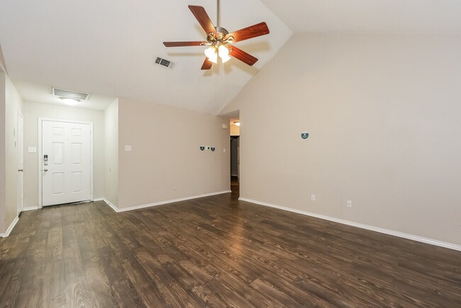 Photo - 704 Stonebrooke Dr