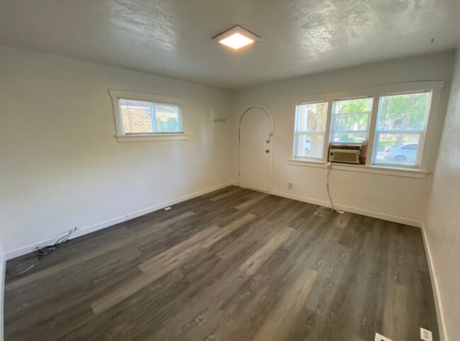 180 Williams Ave S Unidad B - Upper Right Unit