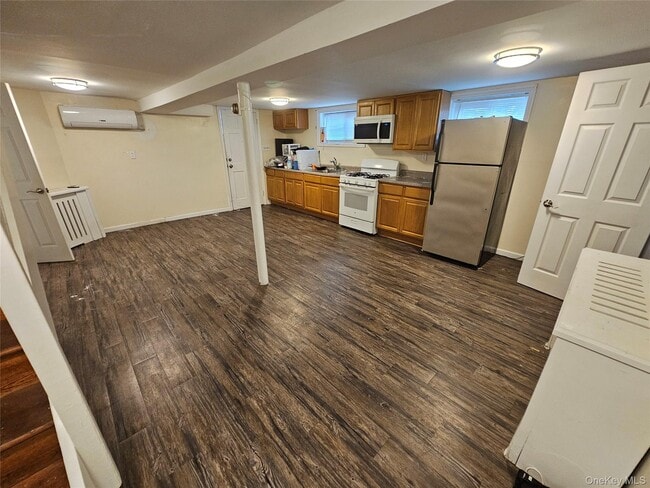 Building Photo - 29 Devoe St Unit Basement