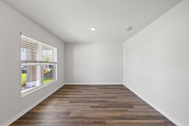 Photo - Spacious 5 Bedroom - Fenced In Yard!