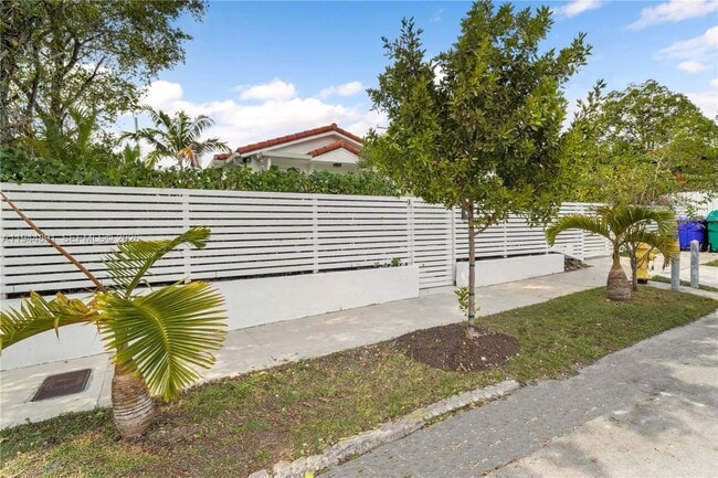 Photo - 1450 SW 20th Ave