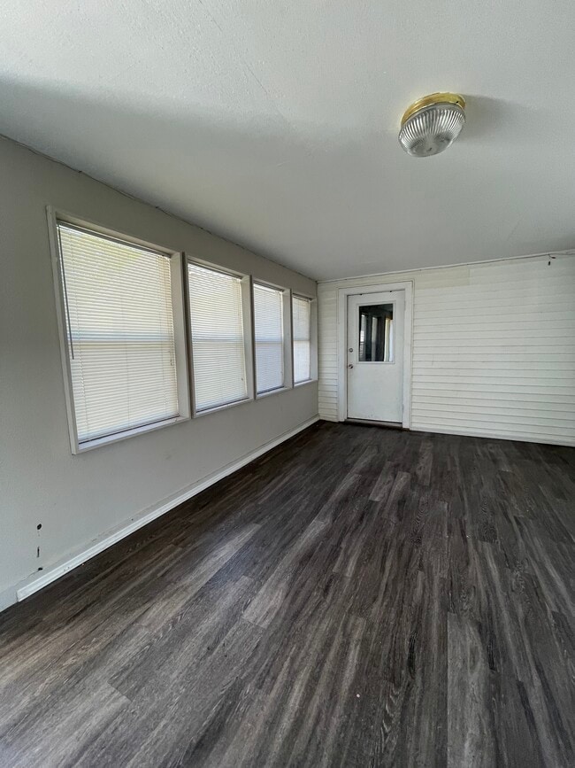 área de porche cubierto - 282 N Franklin St