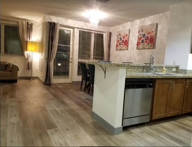 KITCHEN PLUS DINING - 21301 Erwin St Unidad 238