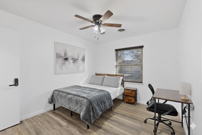 Photo - 404 Nottingham Dr