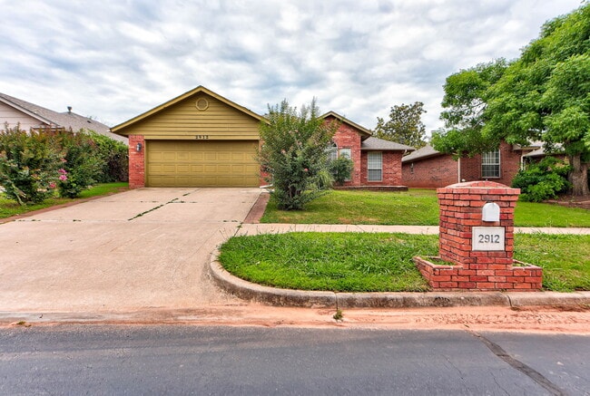 Building Photo - 2912 Edinburg Dr