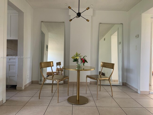 Photo - 360 Meridian Ave Unidad 4C