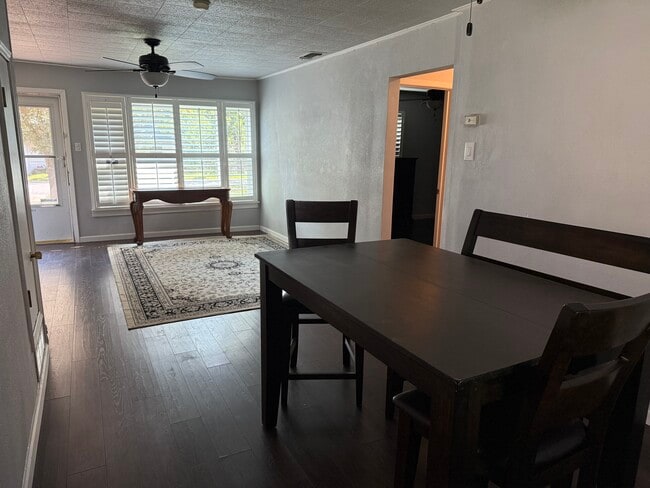 Living room/Dining area