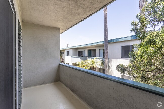 2BR, 2BA - 1,038-1,187SF - Balcony