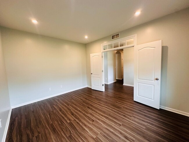 Photo - Contemporary Comfort Meets Convenience in Mt. Washington