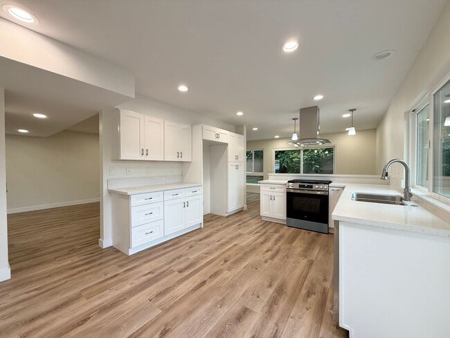 Building Photo - Spacious 5-Bedroom, 2-Bath Retreat in Quiet Oxnard Neighborhood