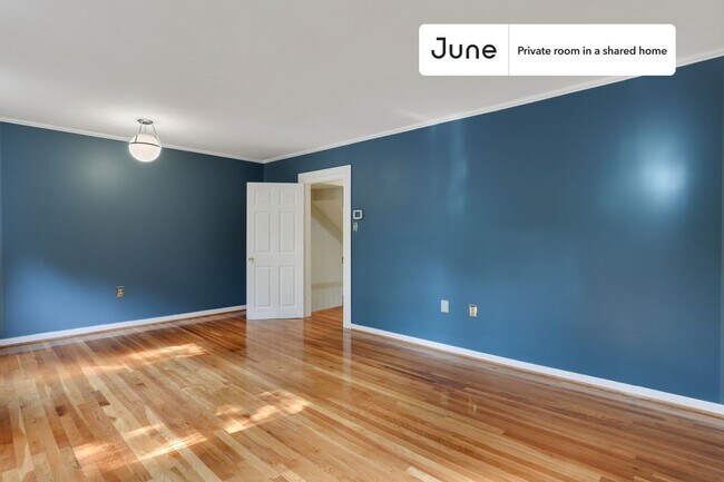 Room in Shared 7 bed/4 bath home in Southwest Waterfront