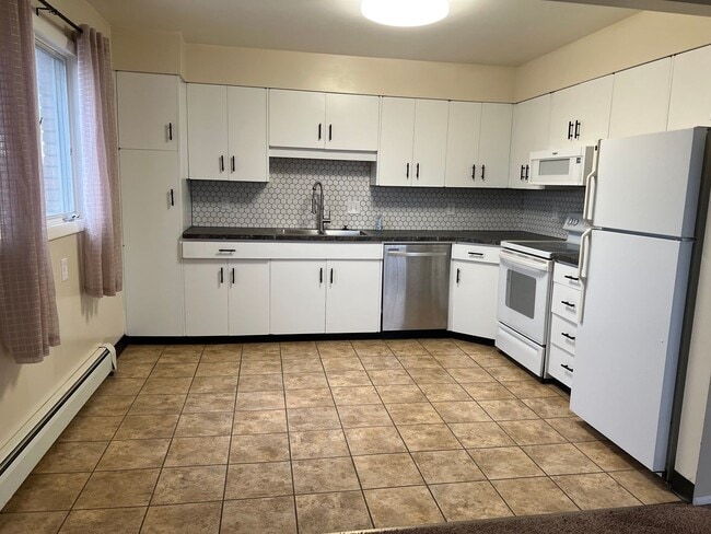 Photo - Extra Large 2 bedroom 1.5 Bath Centrally Located Large Apartment Unit 10