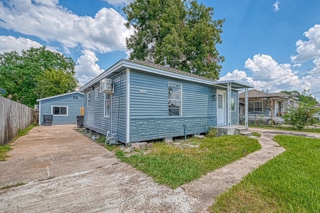 Photo - 6715 Victoria St