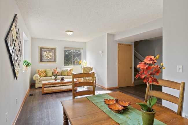 Photo - 619-625 Snelling Ave N