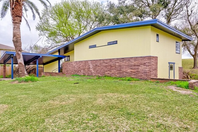 Photo - 4600 Lakeshore Dr