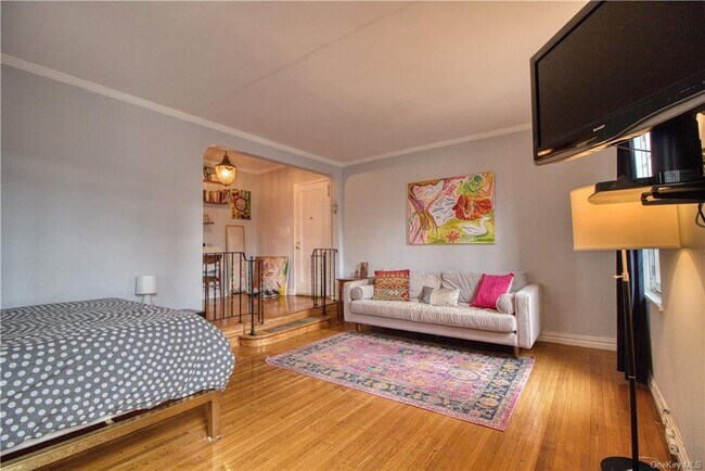 306 E MOSHOLU PKWY S  