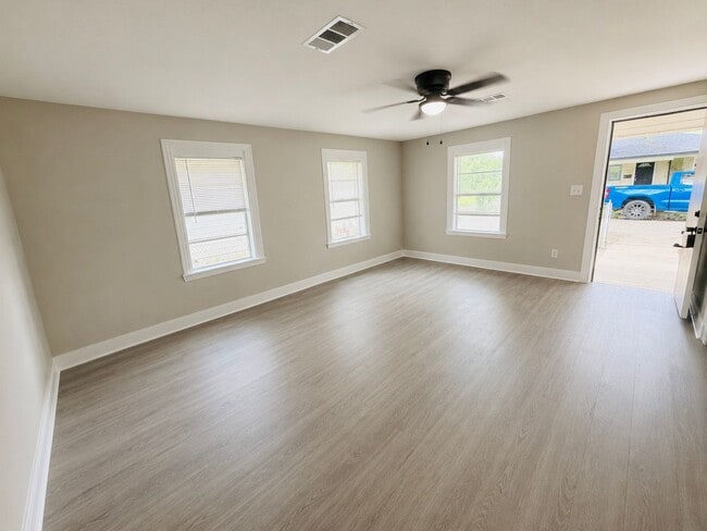 Photo - 2310 Sonny Perkins St
