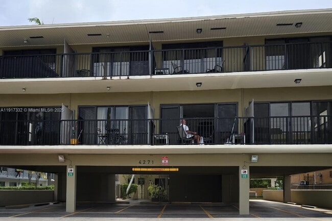 Building Photo - 4271 NW 11th St Unit 6