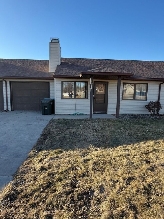 Building Photo - Main Level Townhome