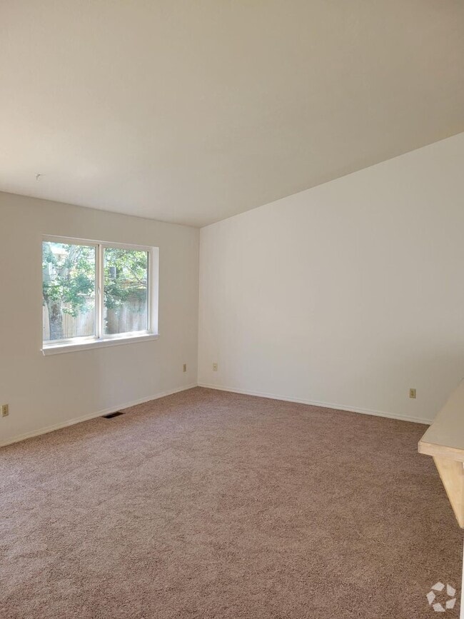 Building Photo - Newly remodeled 2 Bed, 2 Bath Duplex with ... Rental
