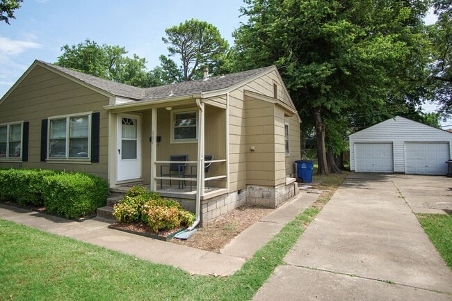 Gorgeous duplex unit on large lot with gar... - Gorgeous duplex unit on large lot with gar... Casa