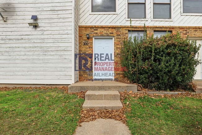 Building Photo - Well-Designed 2 Bedroom Townhome Near Camp Bowie Unit 200
