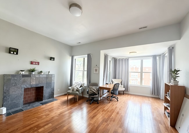 Building Photo - 5142 S Ingleside Ave Unit 3C