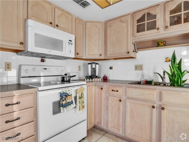 Building Photo - 3903 SE 11th Ave Unit 107 Rental