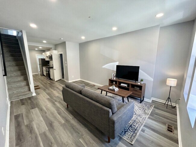 Building Photo - 2134 E Birch St