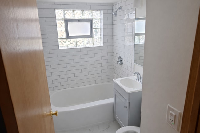 Photo - 5834 W Montrose Ave Unidad 1S