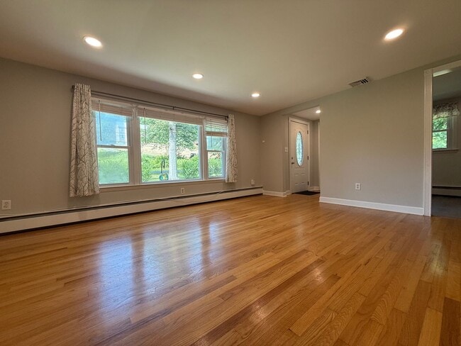 Photo - 520 Toleman Rd