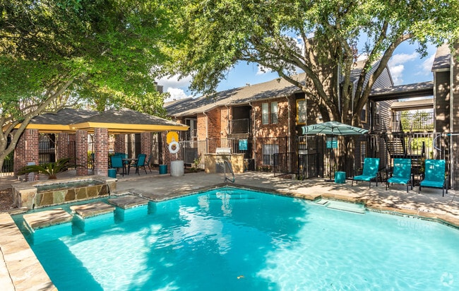 Swimming Pool, Cabana & Outdoor Grilling - Acadia on the Lake
