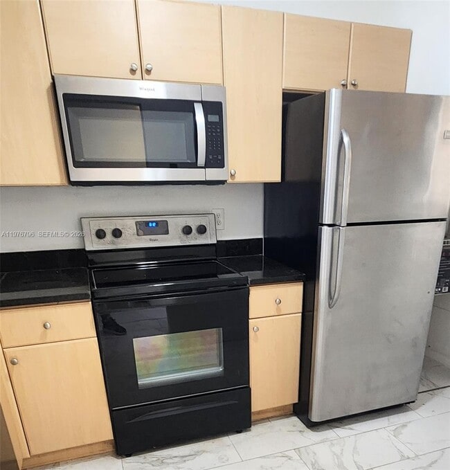 Building Photo - 902 NE 209th St Unit 203-40