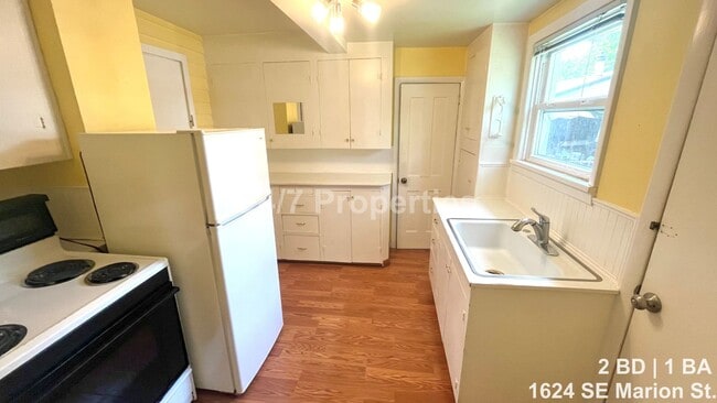 Photo - Charming 2 BD | 1 BA Duplex in Sellwood