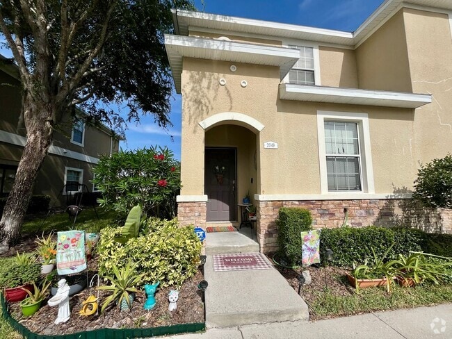 Building Photo - Beautiful Townhome
