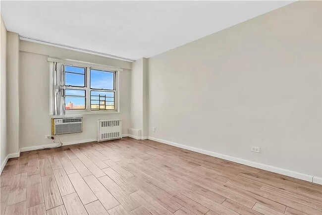 Photo - 2928 W 5th St