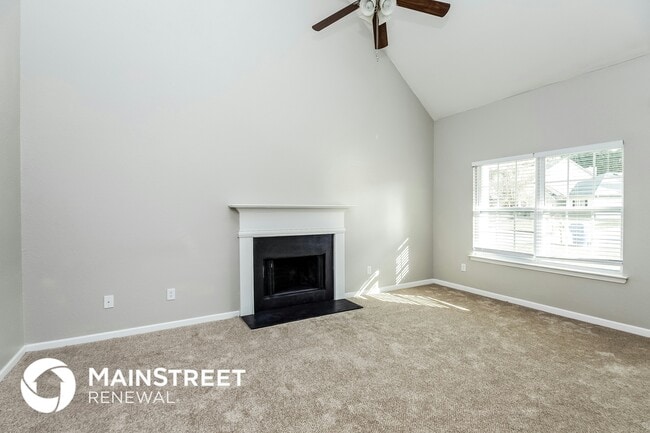 Photo - 210 Creek Way