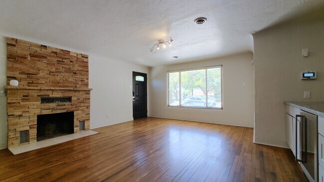 Photo - 808 Vassar Dr NE