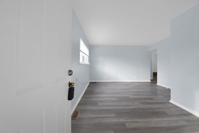 Building Photo - 849 Wellington Blvd Rental