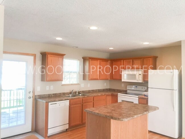 Photo - 2 Bedroom, 2.5 Bath Townhome in Urbandale with two car garage.