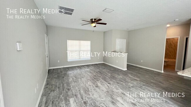 Photo - 1138 Kareena St NW