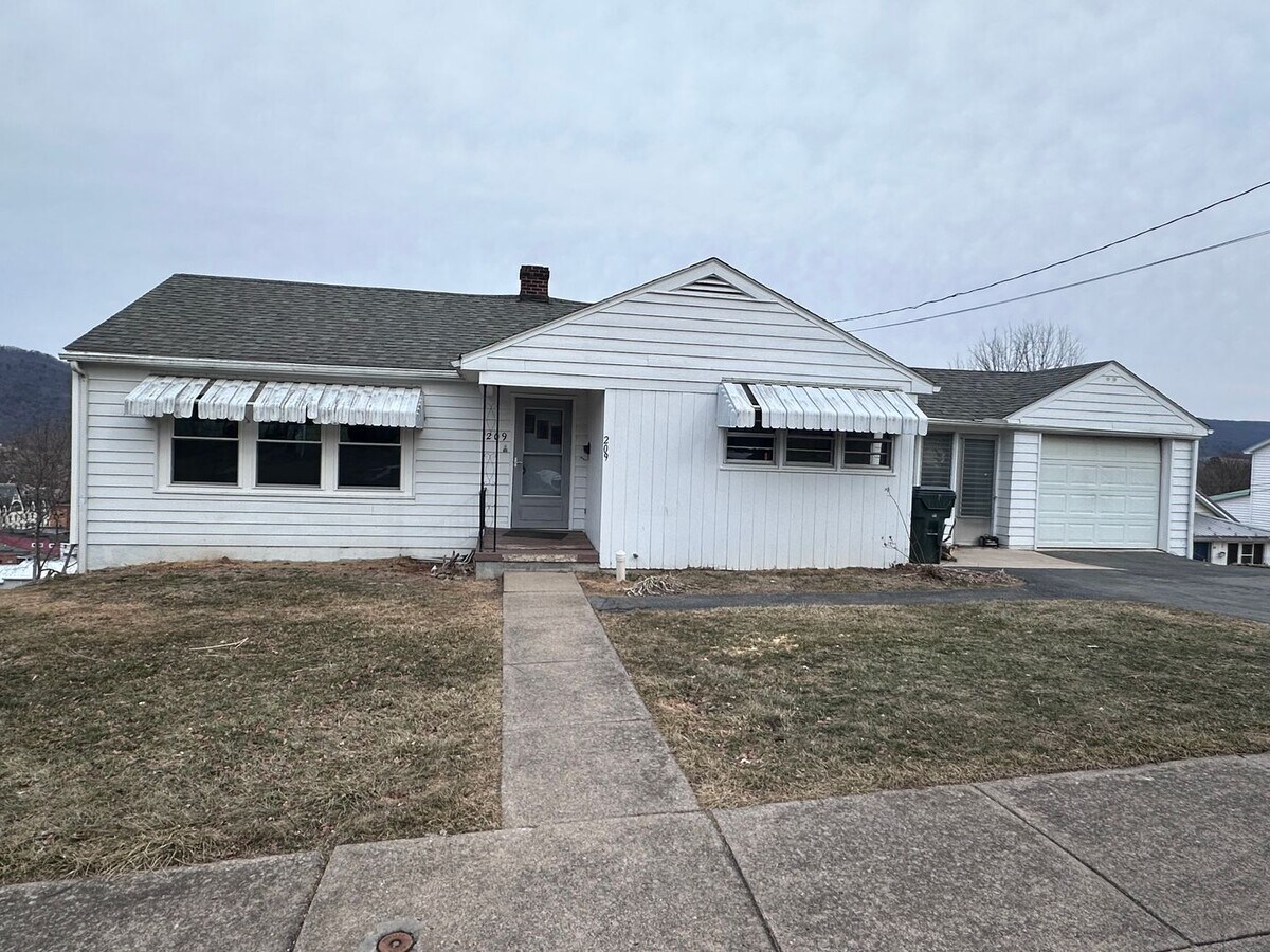 Bellefonte single family home available now! - Bellefonte single family home available now!