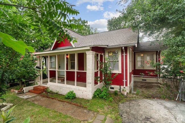 Building Photo - 115 Amundsen St Rental