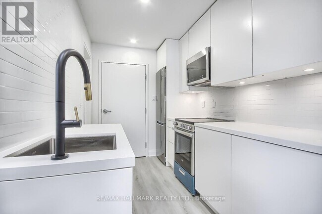 Photo - 415 Dundas St E