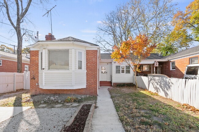 Building Photo - 2419 Sheridan St Rental