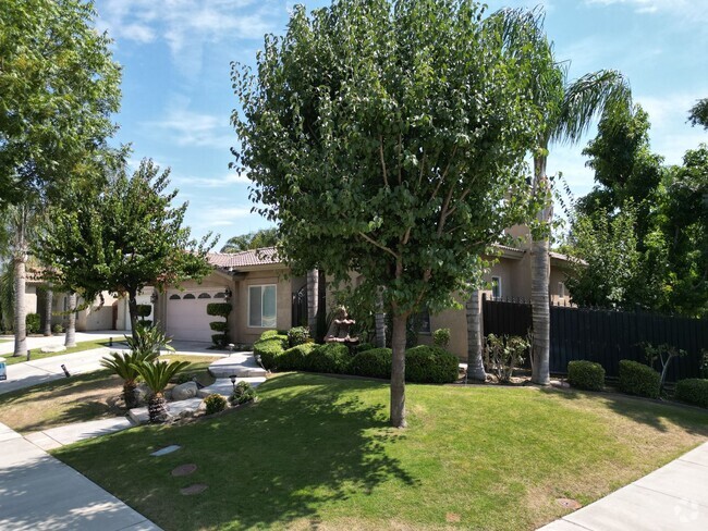 Building Photo - Charming Seven Oaks Home with Pool & Den